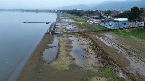 Fabrikaların tonlarca su çektiği İznik Gölü 200 metre çekildi