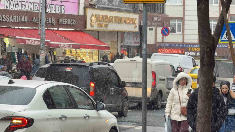 Arnavutköy’de kar yağışı etkili olmaya devam ediyor