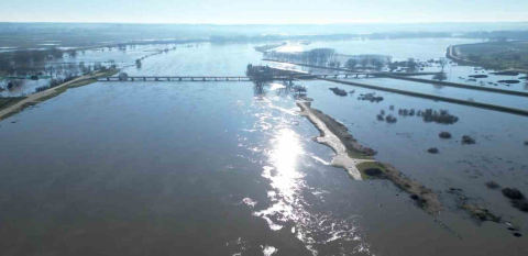 Edirne’de Meriç Nehri taştı, çok sayıda hobi bahçesi su altında kaldı