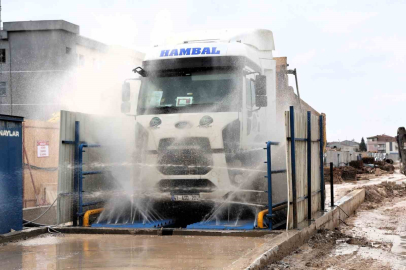 Metro şantiyesinden çıkan araçlar temizlendikten sonra trafiğe karışıyor