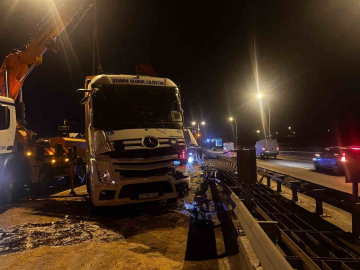 Büyükçekmece TEM Otoyolu’nda tır devrildi: 1 yaralı