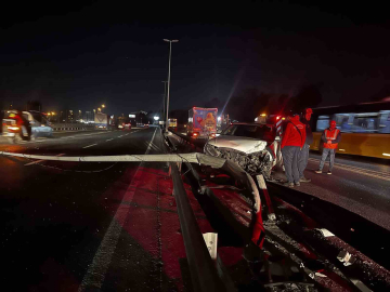Bakırköy’de otomobil bariyerlere çarptı: 2 yaralı