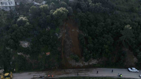 Bursa’da heyelan bölgesi temizlendi...Kayan bölge dron ile görüntülendi