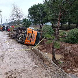 Balıkesir’de zemin çökünce beton mikseri devrildi: 1 ölü, 1 yaralı