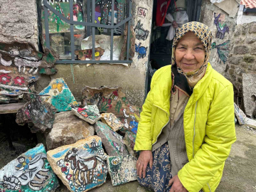 74 yaşındaki Hakime teyzenin resim tutkusu