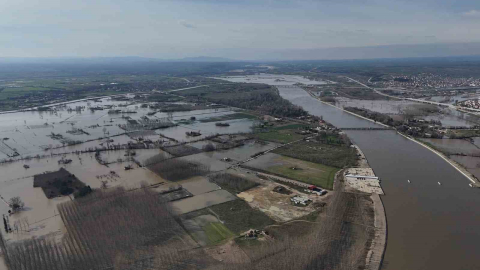 Edirne’de sular altında kalan yerleşim alanları ve çiftlikler havadan görüntülendi