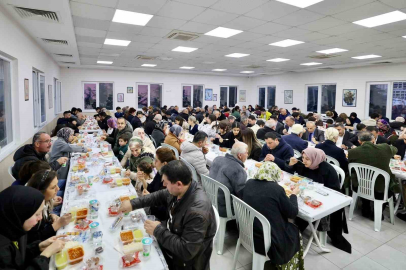 Küçükçekmeceliler, iftar sofralarında bereketi paylaşıyor