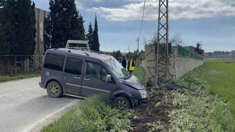 Çorlu’da aracın elektrik direğine çarptığı kaza kamerada