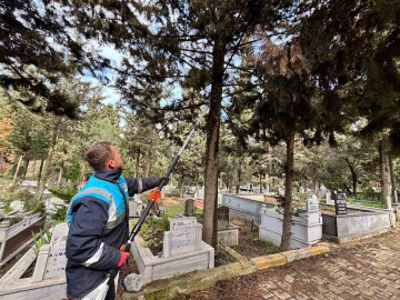 Gebze’de bayram öncesi mezarlıklarda bakım çalışmaları hızlandı