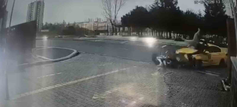 Başakşehir Kayaşehir’de taksi ile motosiklet kafa kafaya çarpıştı