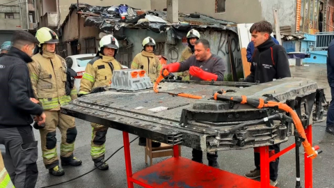 Sarıyer’de elektrikli aracın bataryasında yaşanan parlama kamerada