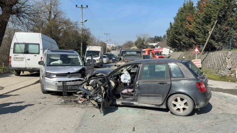 Arnavutköy’de iki otomobil kafa kafaya çarpıştı: 1 ölü, 2 yaralı