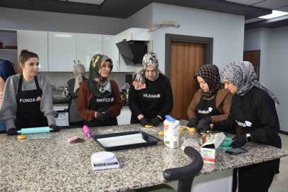 Kadınlar bu kursta hem öğreniyor, hem ailelerine destek oluyor