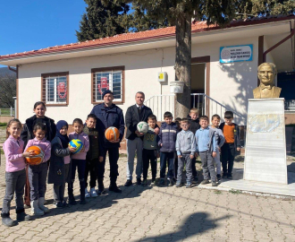 Bilecik’te jandarmadan öğrencilere spor malzemesi desteği
