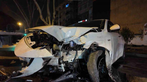 Caddebostan’da makas atan sürücü lüks araca çarpıp kaçtı
