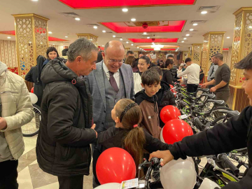 Uzunköprü’de 30 yetim ve öksüz çocuğa bisiklet sürprizi