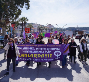 Ayvalık’ta 8 Mart yürüyüşüne yoğun katılım