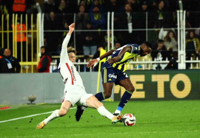 Trendyol Süper Lig: Fenerbahçe: 1 - Samsunspor: 2 (İlk yarı)