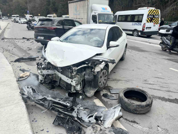 Sarıyer’de otomobil karşı şeride geçti, 4 araç birbirine girdi:  4 yaralı