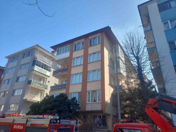 Bursa’da apartman çatısında yangın paniği