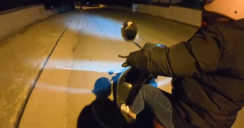 Annesine gece motor sürmeyi öğreten genç izleyenleri gülümsetti