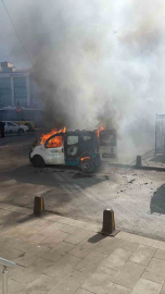 Gaziosmanpaşa’da park halindeki araç alev alev yandı