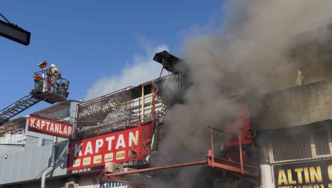 Zeytinburnu’nda sanayide çıkan yangın havadan görüntülendi