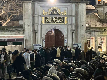 İstanbul’da vatandaşlar Kadir Gecesi’nde Eyüpsultan Camii’ne akın etti