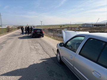 Yol üzerindeki kalas parçası kazaya sebep oldu, 2 yaralı