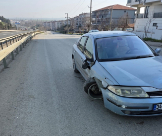 Keşan’da refüje çarpan otomobilin sürücüsü yaralandı