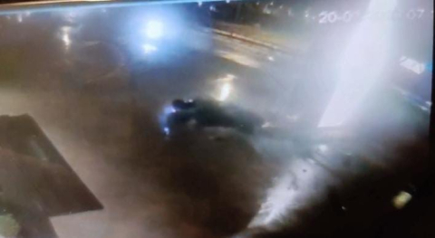 Kontrolden çıkan otomobil reklam panosuna çarptı: 1 ölü, 2 yaralı