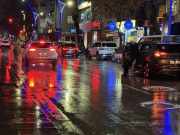 Cadde ortasında dehşet anları: Tekme ve yumruklara feci şekilde darbedildi