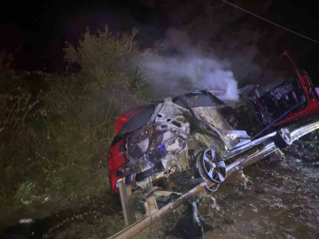 Alkollü sürücü bariyerlere çarptı, araç alev aldı