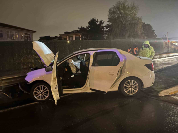 Eyüpsultan’da bir araç bariyerlere girdi: 3 kişi yaralandı