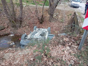 Otomobil dereye yuvarlandı: 5 yaralı