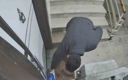 Kapı kapı para topladı, gözü kargoda kaldı: Güvenlik kamerası hırsızlığa engel oldu