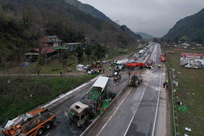 İki tır çarpıştı, D-650 savaş alanına döndü