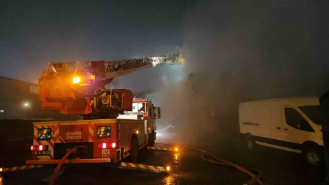 Sultangazi’de trafoda başlayan yangın depoyu kül etti