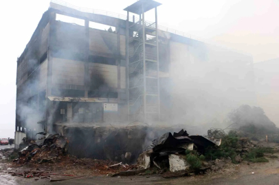 Fındık fabrikasındaki yangında soğutma çalışmaları sürüyor
