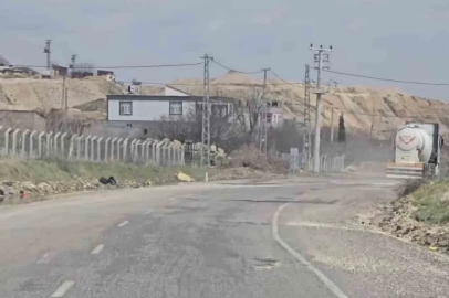 Yolda oluşan çukurlar sürücülere zor anlar yaşattı
