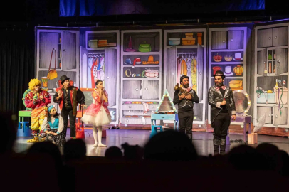 Mersin Şehir Tiyatrosu ’Dünya Tiyatro Günü’nü binlerce seyirciyle kutladı
