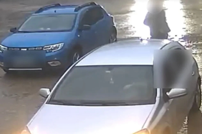 Aracın altında kalmaktan son anda kurtuldu
