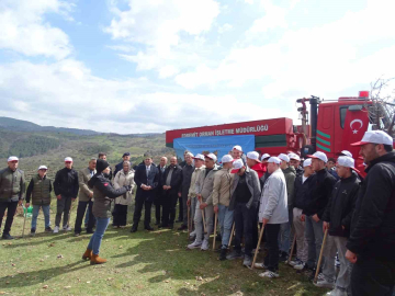 Havran’da öğrenciler fidanları toprakla buluşturdu