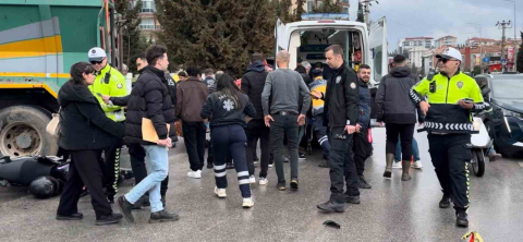 Kazada kamyonun altına sürüklenen motosikletteki 2 kişi yaralandı