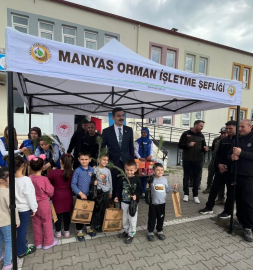 Manyas’ta Orman Haftası’nda fidanlar öğrencilere dağıtıldı