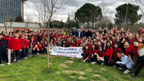 Bursa’da ilköğretim öğrencileri selvi fidanı diktiler