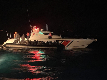 Ayvalık’ta motoru arızalanan botla denizde sürüklenen 39 göçmen kurtarıldı