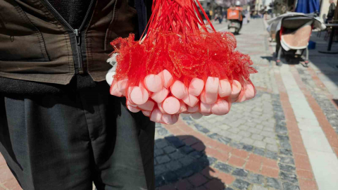 Şehir şehir dolaşarak kokulu kaya tuzu satıyor