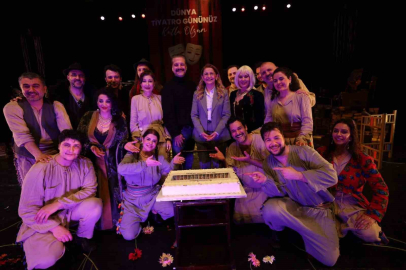 Dünya tiyatro gününde sahne çiçek bahçesine döndü