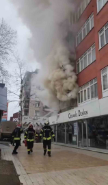 Daire alevlere teslim oldu, 4 kişi dumandan etkilendi